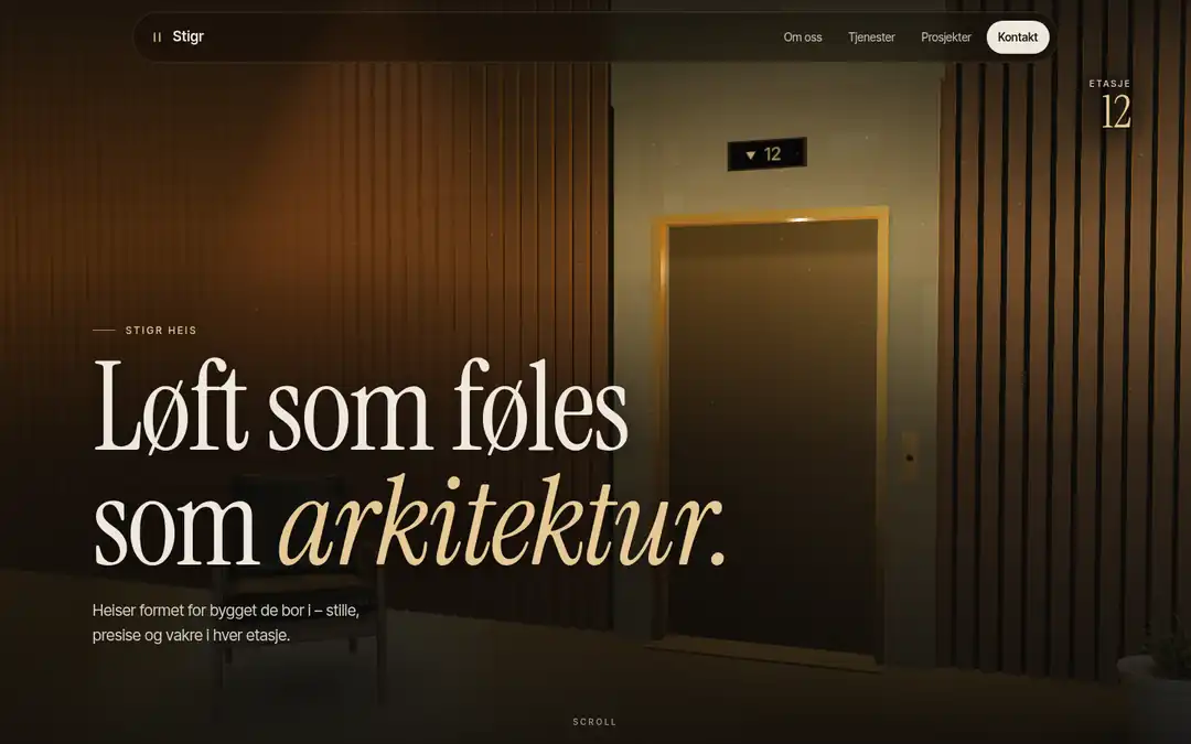 Skjermbilde av Stigr-demoen: heisdør i messing i en mørk lobby, overskriften «Løft som føles som arkitektur».